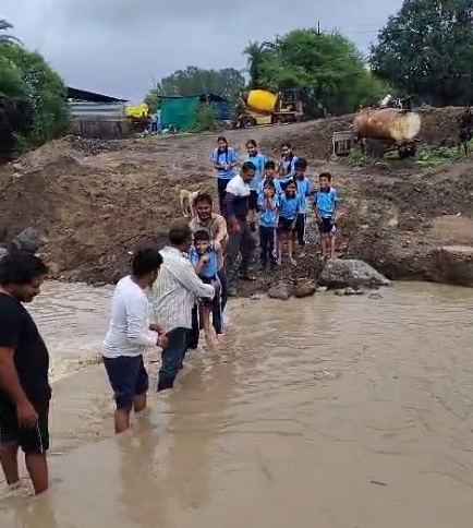 Indore-Nemawar Road damaged after first monsoon rain