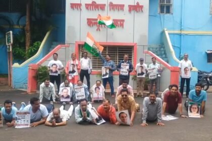Indore Congress Protest के दौरान नगर निगम कार्यालय में दंडवत प्रदर्शन