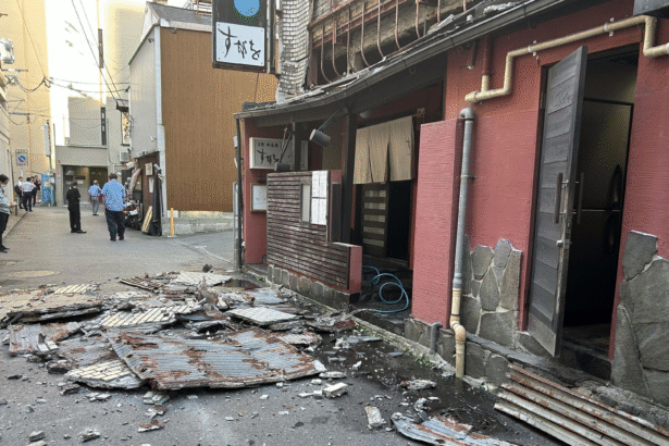 Japan Kumamoto Earthquake के बाद क्षतिग्रस्त सड़क और राहत कार्य
