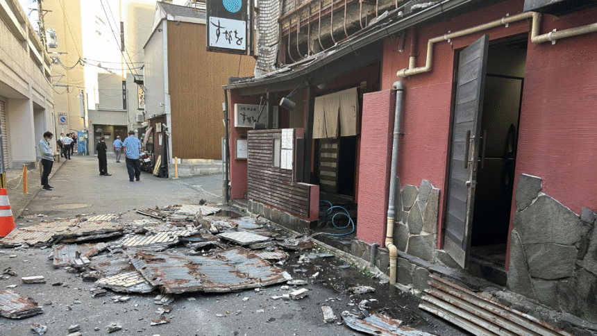 Japan Kumamoto Earthquake के बाद क्षतिग्रस्त सड़क और राहत कार्य